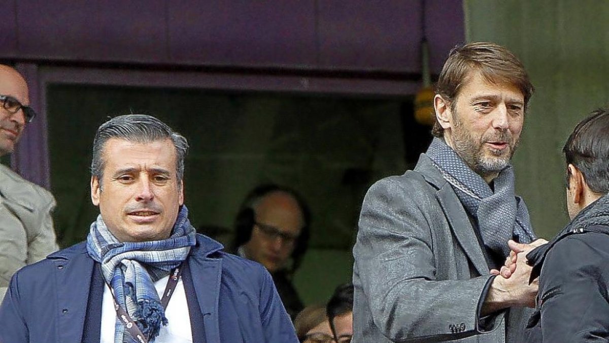 Miguel Ángel Gómez (i.), junto al presidente Carlos Suárez, en el palco.-J.M.L.