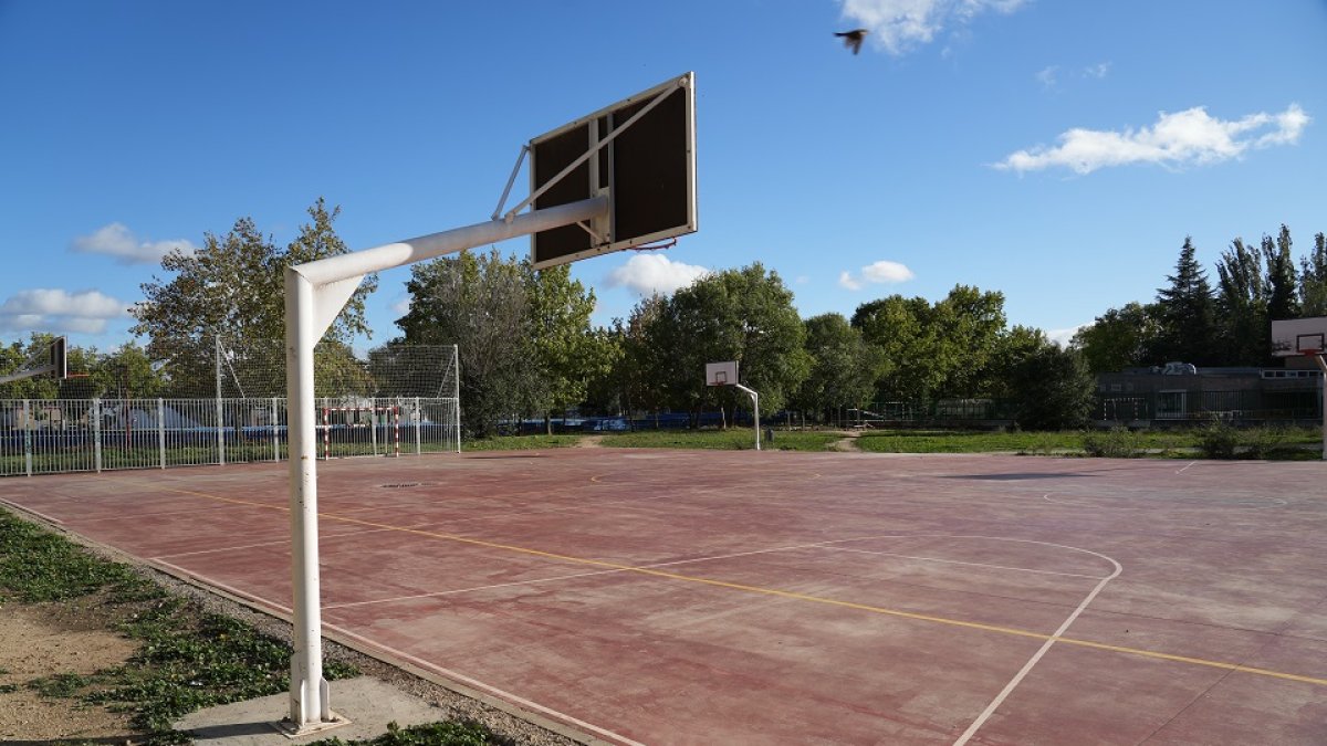 Zona de la pista deportiva en la que se construirá el polideportivo del Miguel Delibes. J. M. LOSTAU
