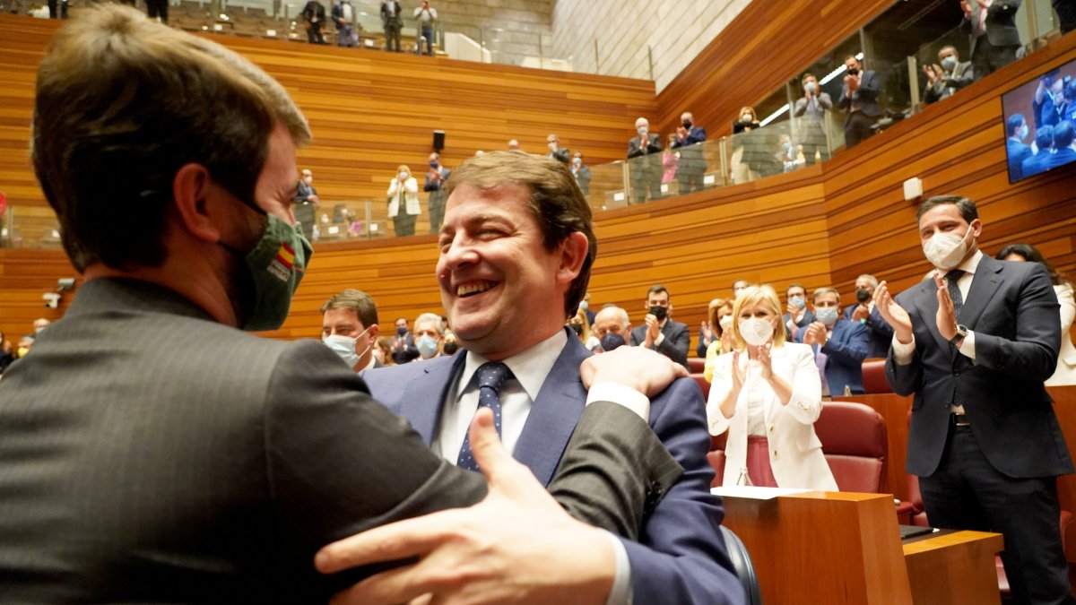 Juan García-Gallardo felicita a Alfonso Fernández Mañueco, tras ser investido presidente. ICAL.