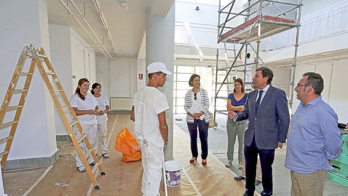El consejero de Empleo, Carlos Fernández Carriedo, conversa con uno de los alumnos del programa mixto.-ICAL