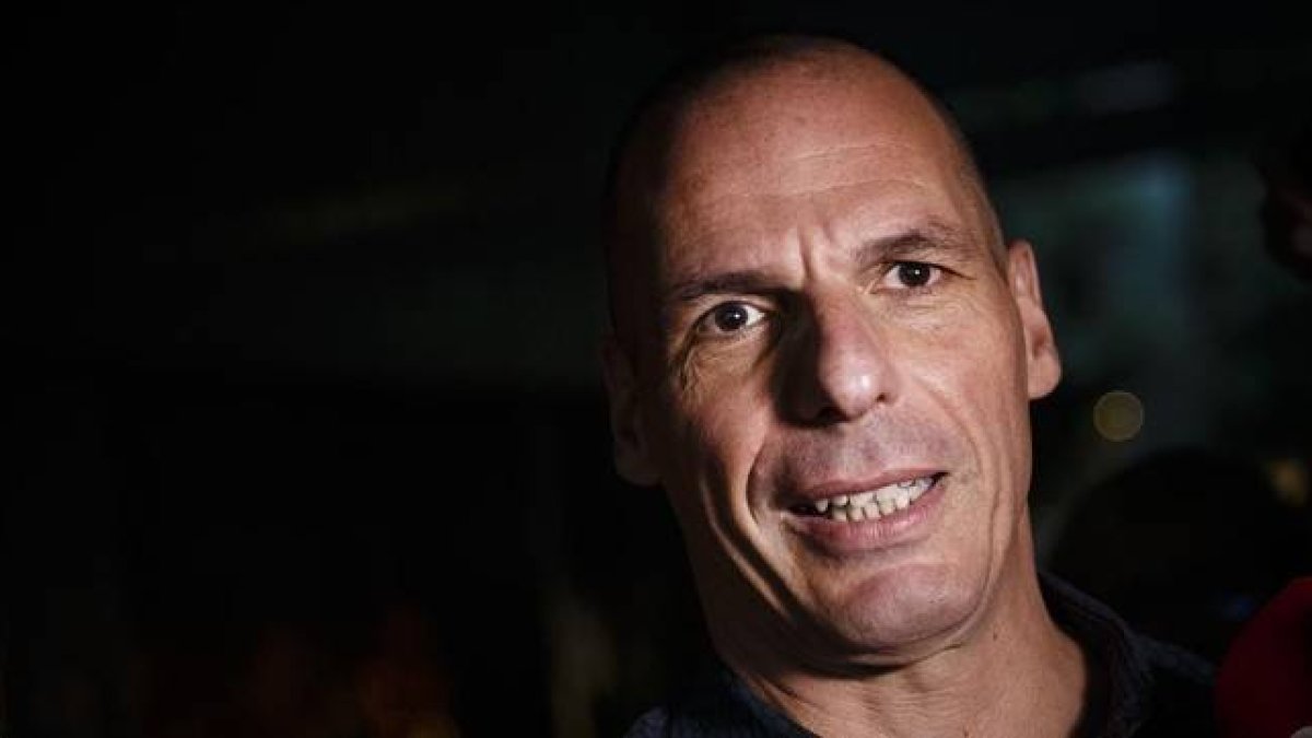 Varoufakis, al salir de su oficina en Atenas, el 1 de julio.-Foto: AP / DANIEL OCHOA DE OLZA