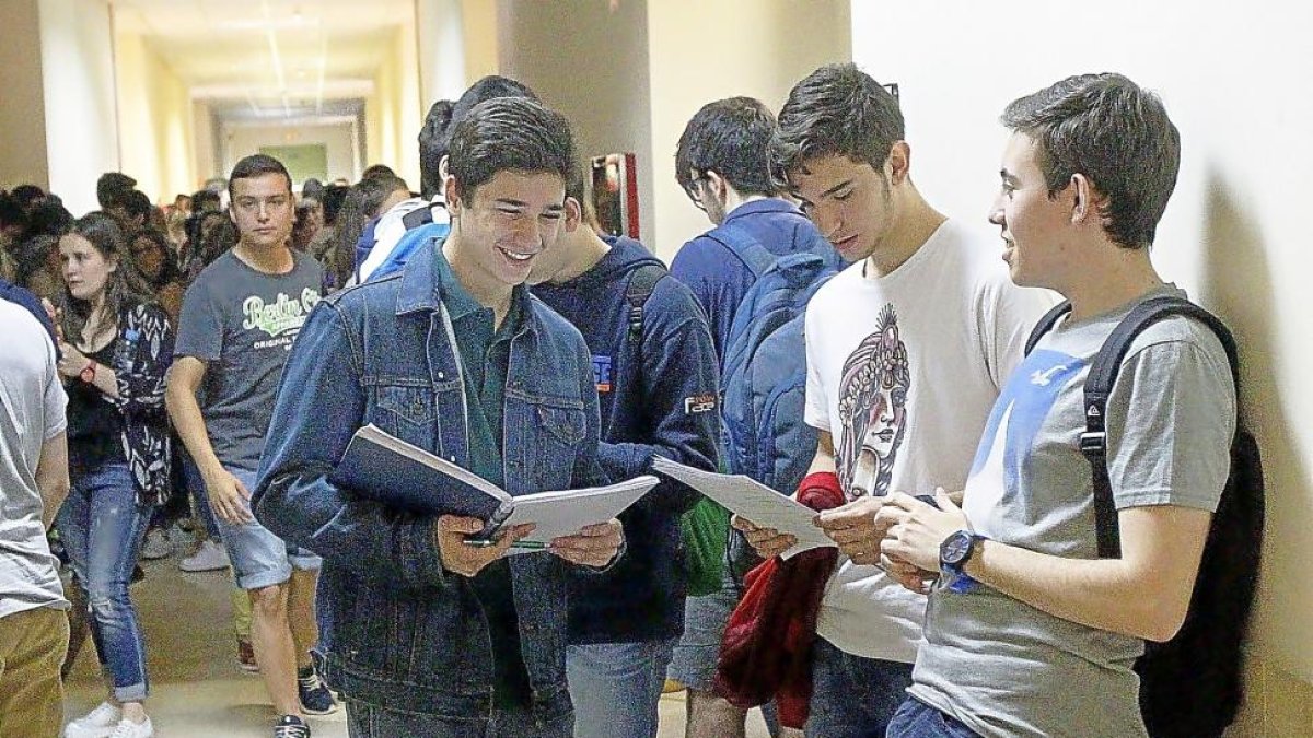 Alumnos repasa los contenidos antes del examen de las PAU.-J. M. LOSTAU