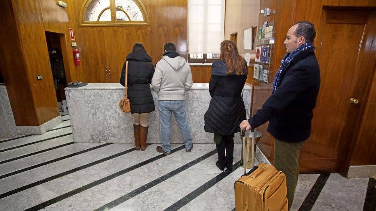 Turistas esperan en la recepción de un hotel de Valladolid.-P. REQUEJO