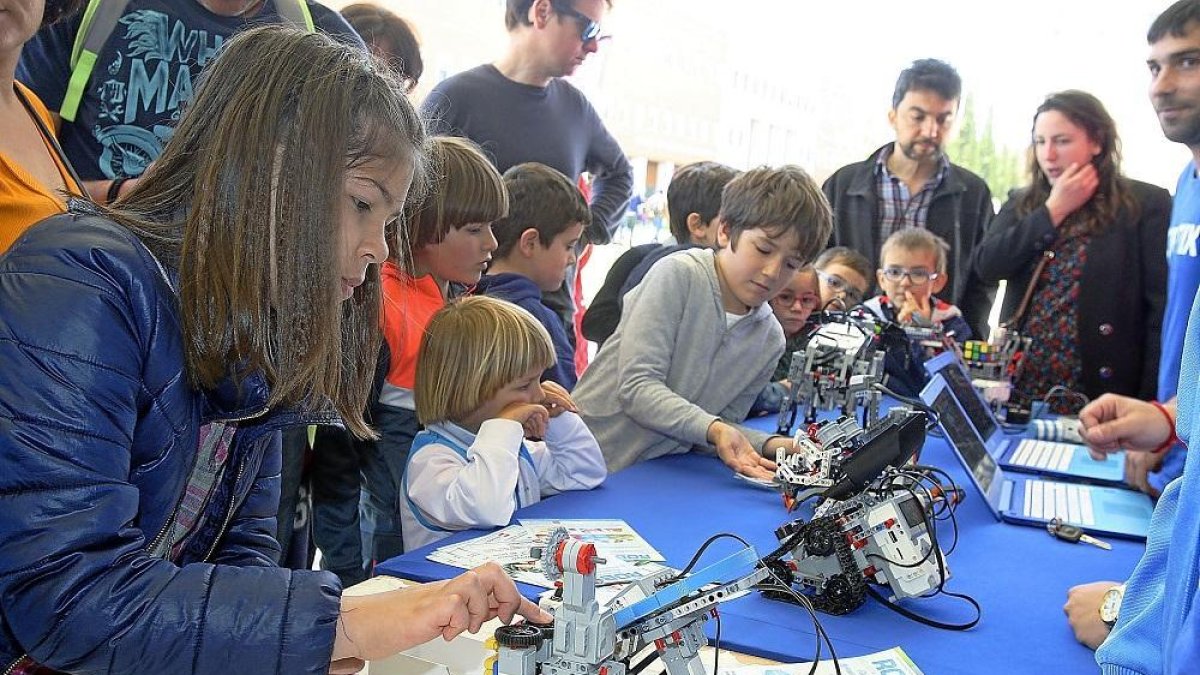 Los asistentes pudieron ver una demostración de programación robótica.-J.C. BARRENA