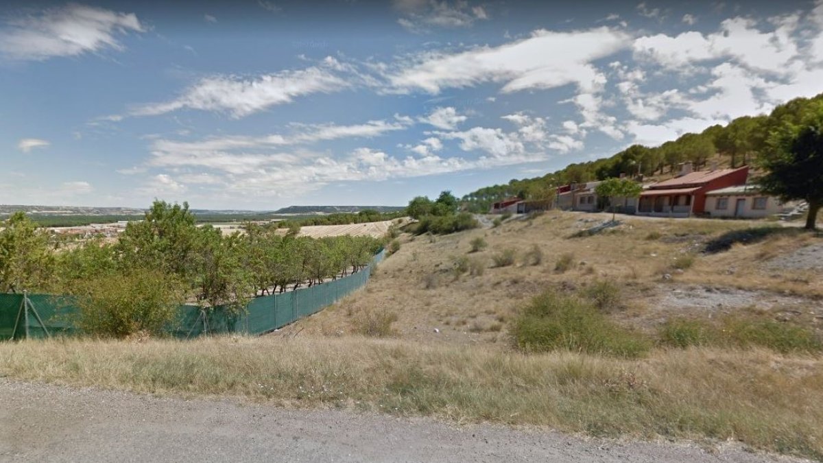 Punto de la calle Las Bodegas donde pararon tras salir del bar El Castillo, escala que ahora investiga la Guardia Civil. E.M