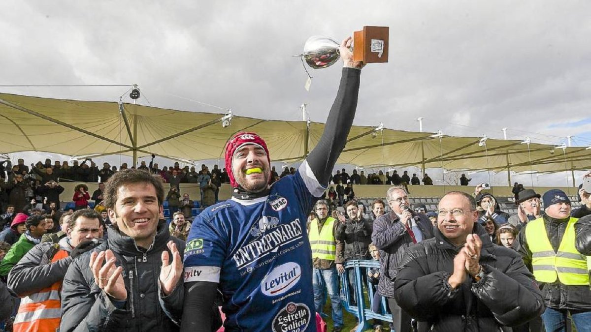 El capitán Borja Estrada levanta el trofeo de la Copa Ibérica tras la victoria del Quesos Entrepinares-Pablo Requejo