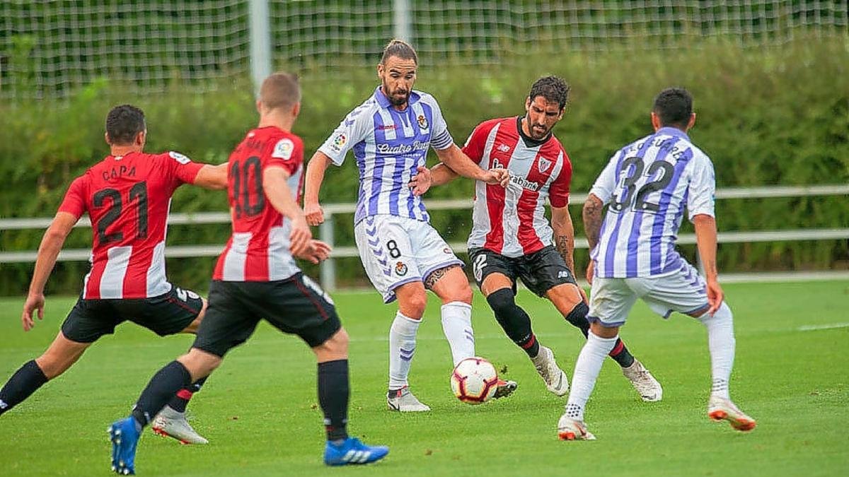 Borja, rodeado de rivales, pasa el balón a Leo Suárez.-RVCF