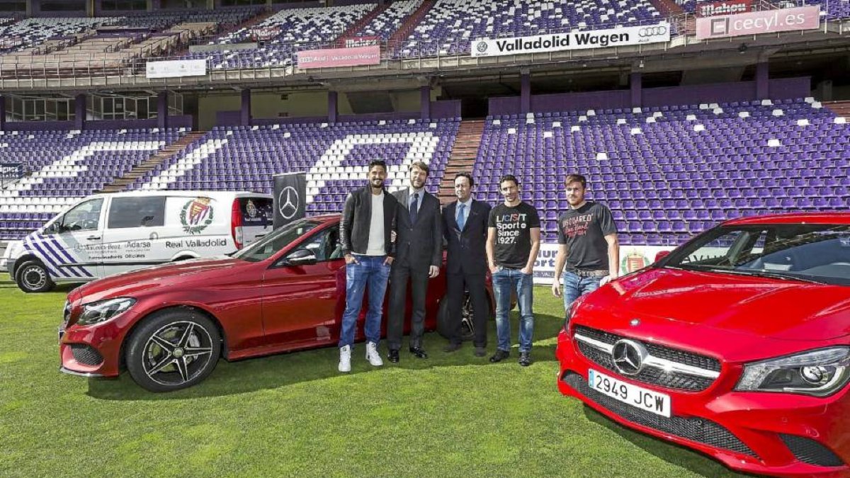 En la imagen, Tulio, Chica y Óscar. La entidad blanquivioleta y Adarsa renovaron el convenio por el que Mercedes-Benz seguirá siendo el coche oficial-Miguel Ángel Santos
