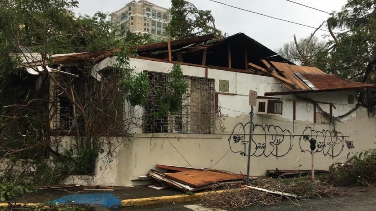 Daños causados en una casa tras el paso del huracán, en San Juan (Puerto Rico), el 21 de septiembre.-EFE / JORGE MUNIZ
