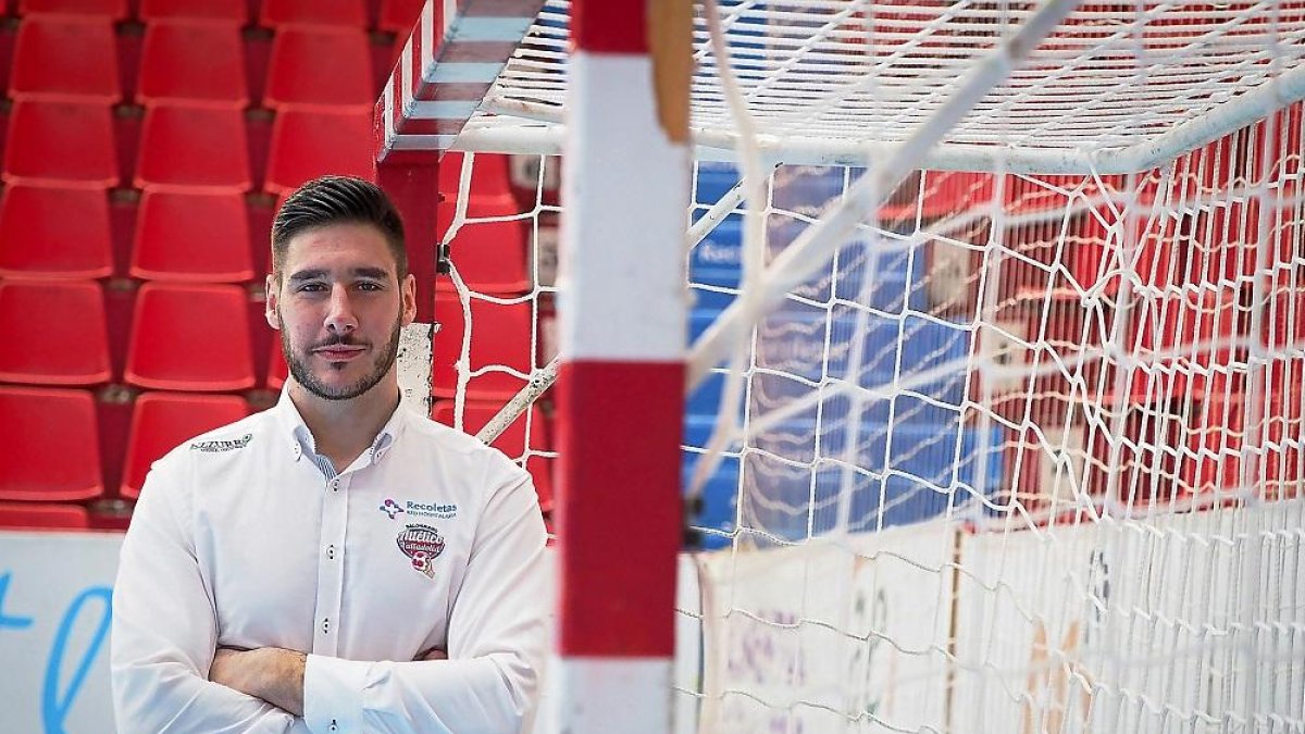 El internacional AbelSerdio, nuevo fichaje delFCBarcelona, posa junto a una de las porterías de Huerta delRey.-MIGUEL ÁNGEL SANTOS