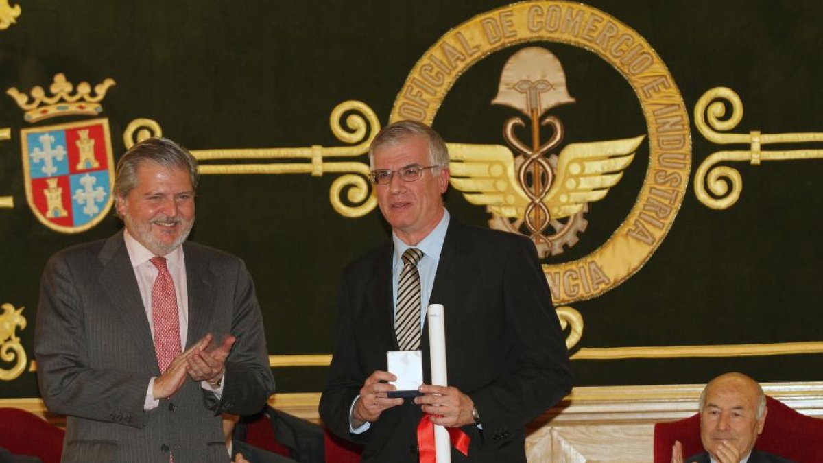 El ministro de Educación, Cultura y Deporte, Íñigo Méndez de Vigo, entrega la medalla de oro al presidente de Renault España, José Antonio López (C) en presencia del presidente de la Cámara, Vicente Villagrá (D).-ICAL