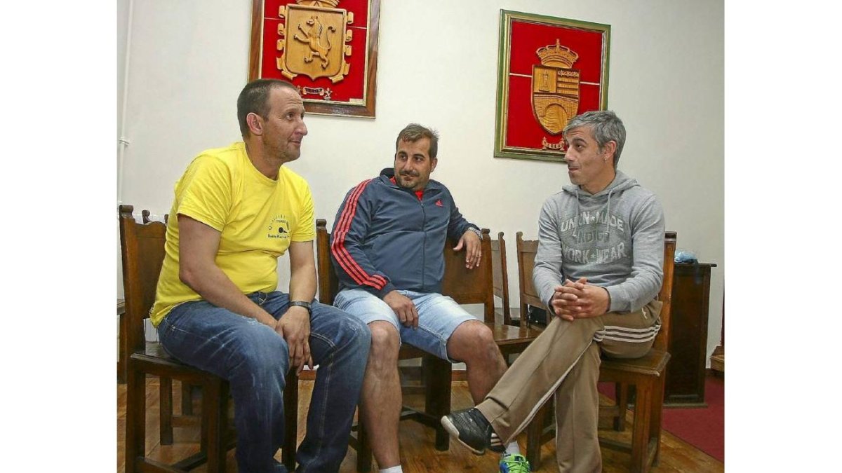 Los tres mineros encerrados en la Casa Consistorial de Toreno.-ICAL