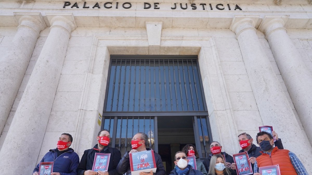 La Asociación Provincial de Empresarios de Hostelería de Valladolid se moviliza frente a la sede de la Audiencia Provincial para recrear el acto de entrega de las reclamaciones que los hosteleros han elevado a las diferentes administraciones instando a recibir las ayudas directas comprometidas y las indemnizaciones al sector..- ICAL