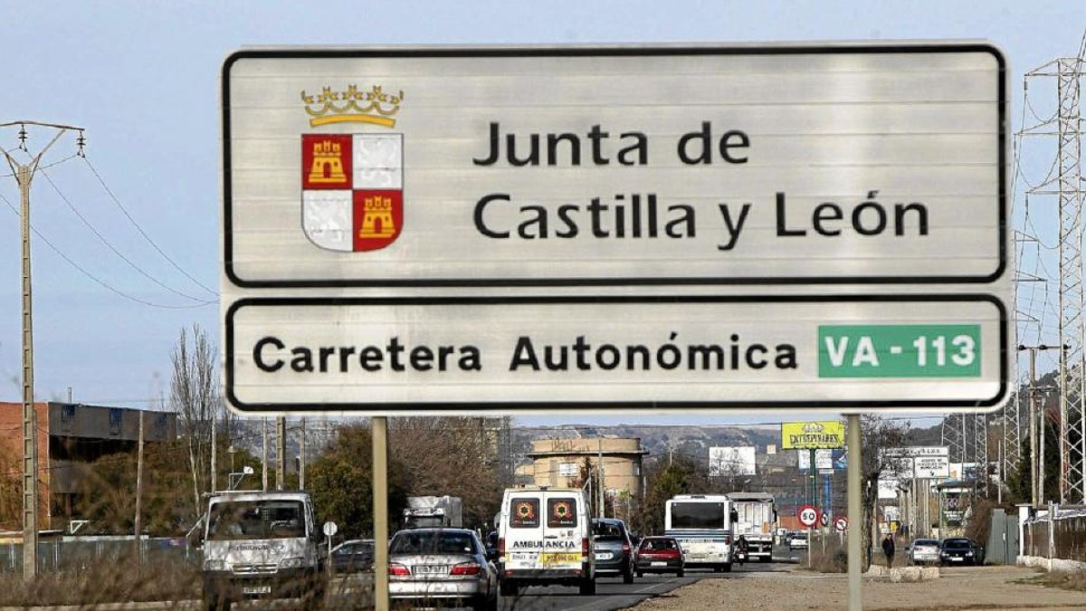 Pie de foto: Tráfico denso en la VA-113 entre la capital vallisoletana y Santovenia de Pisuerga.-J.M. LOSTAU