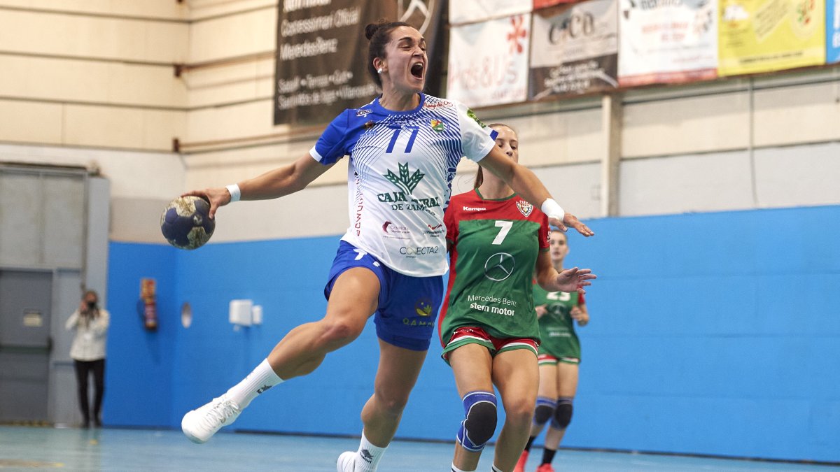 Amaia se dispone a lanzar en el aire. /LOF