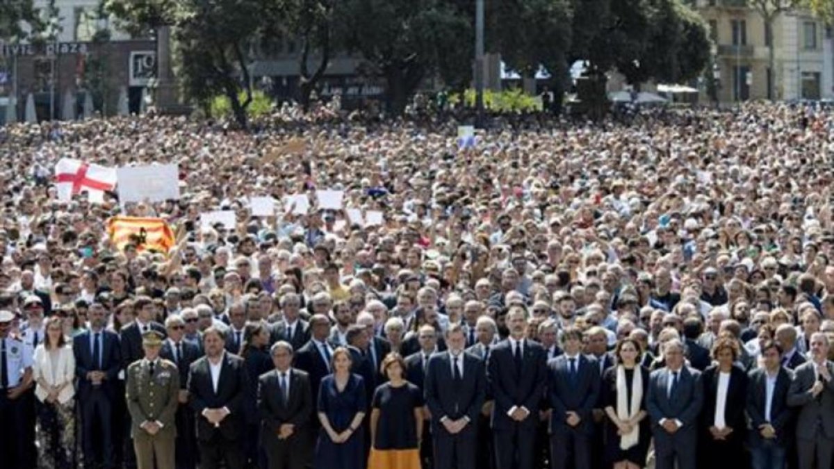 El Rey, Rajoy, Puigdemont, Colau y otras autoridades y miles de ciudadanos, durante el minuto de silencio en la plaza de Catalunya, el pasado viernes.-FERRAN NADEU