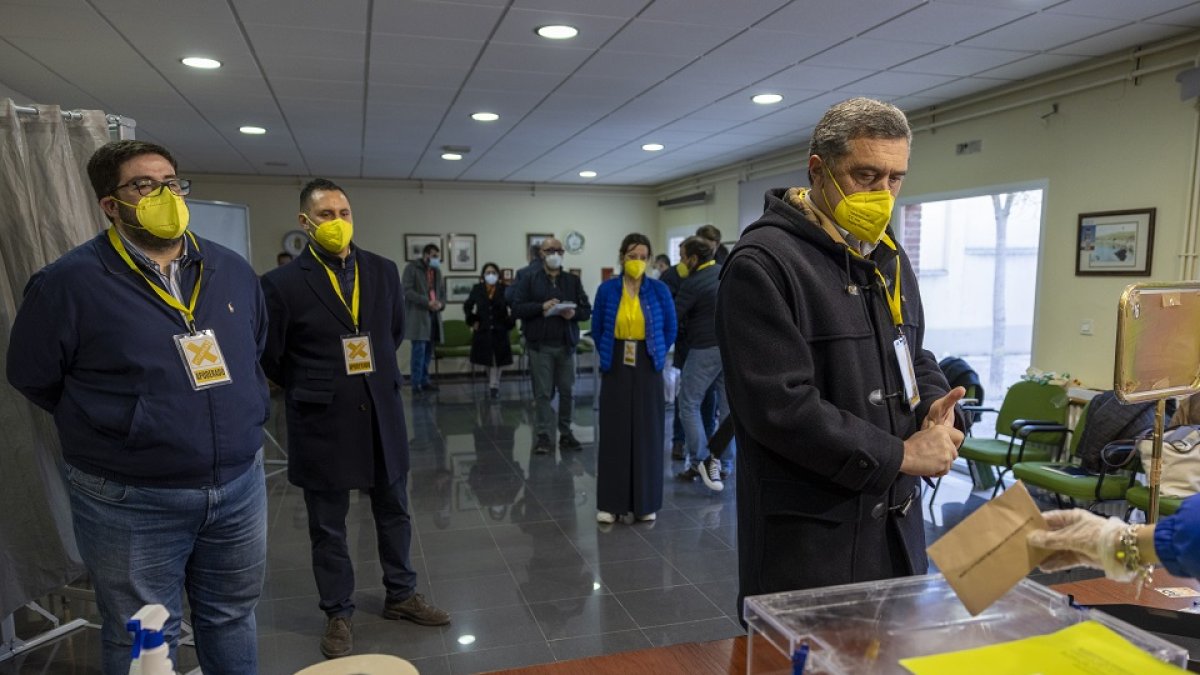 Votación del cabeza de lista de Por Ávila, Pedro Pascual, en las elecciones a las Cortes de Castilla y León. (I a D) El vicepresidente de XAV, Jesús Manuel Sánchez Cabrera; el presidente de XAV, José Ramón Budiño, y Pedro Pascual. -ICAL