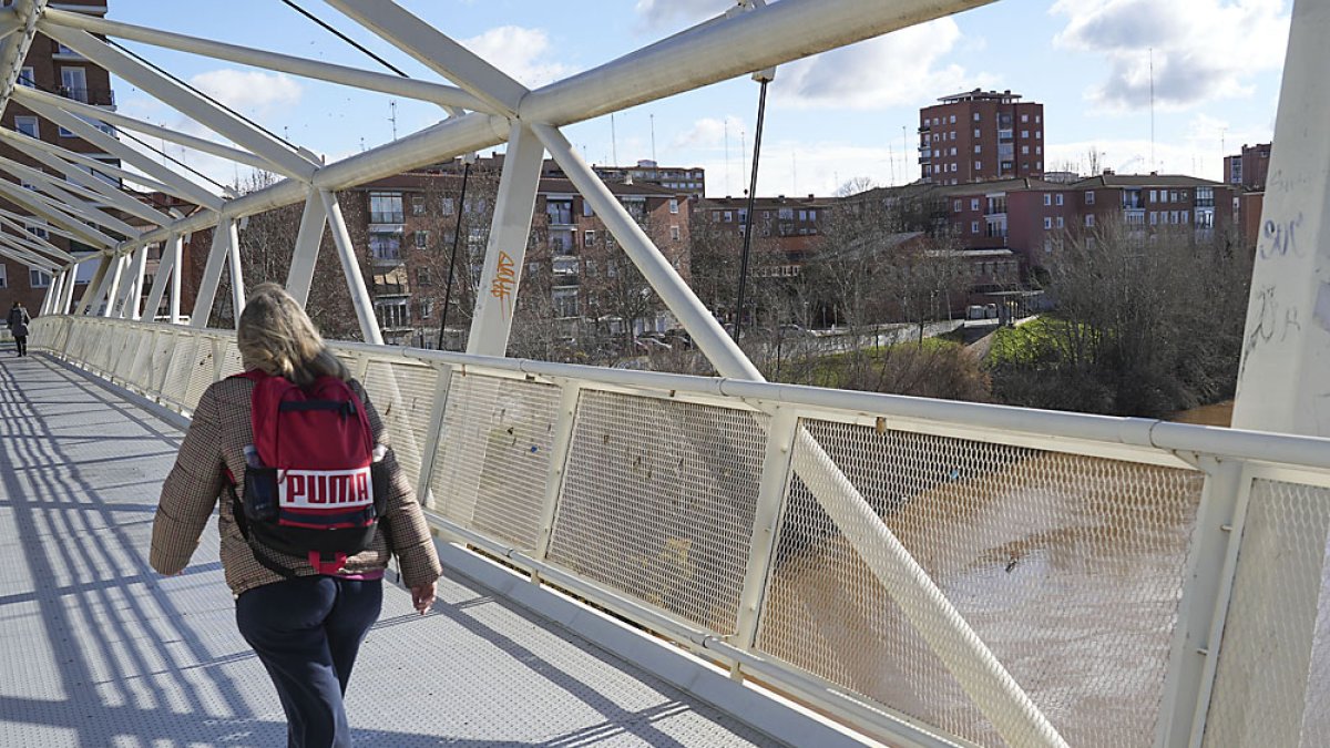 Una mujer pasea sobre la pasarela del Museo de la Ciencia. J.M. LOSTAU