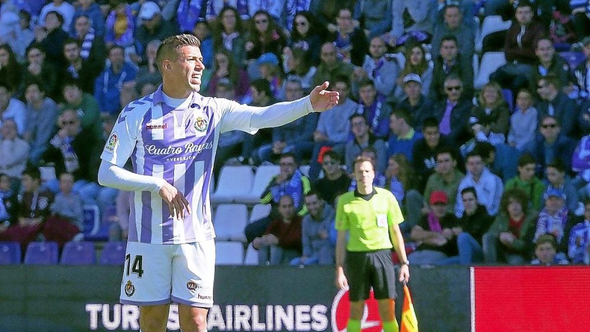 Alcaraz hace una observación antes de botar la falta que supuso el gol del Real Valladolid al Huesca.-JAVIER BARBANCHO