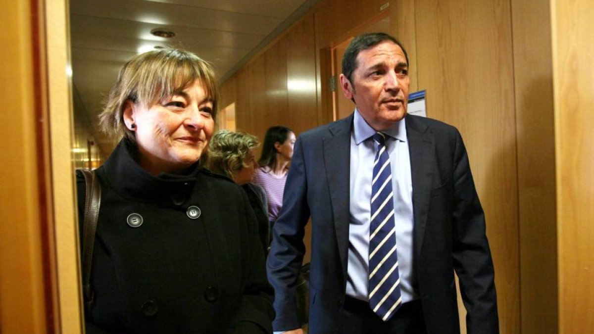 El consejero de Sanidad, Antonio María Sáez, firma un convenio de colaboración con el Sindicato de Auxiliares de Enfermería (SAE). Junto a él, la secretaria autonómica del sindicato, Ana María Toval-Ical