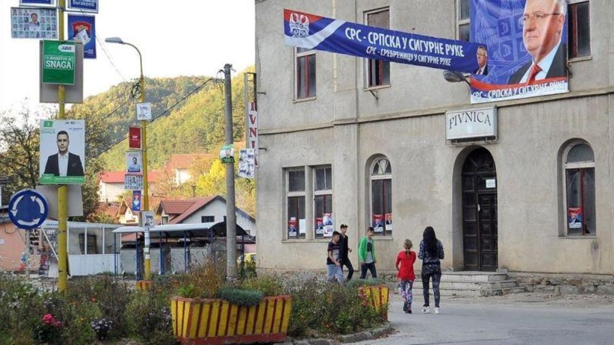 Calle principal de Srebrenica, cubierta por pósteres electorales, el 28 de septiembre.-AFP / ELVIS BARUKCIC