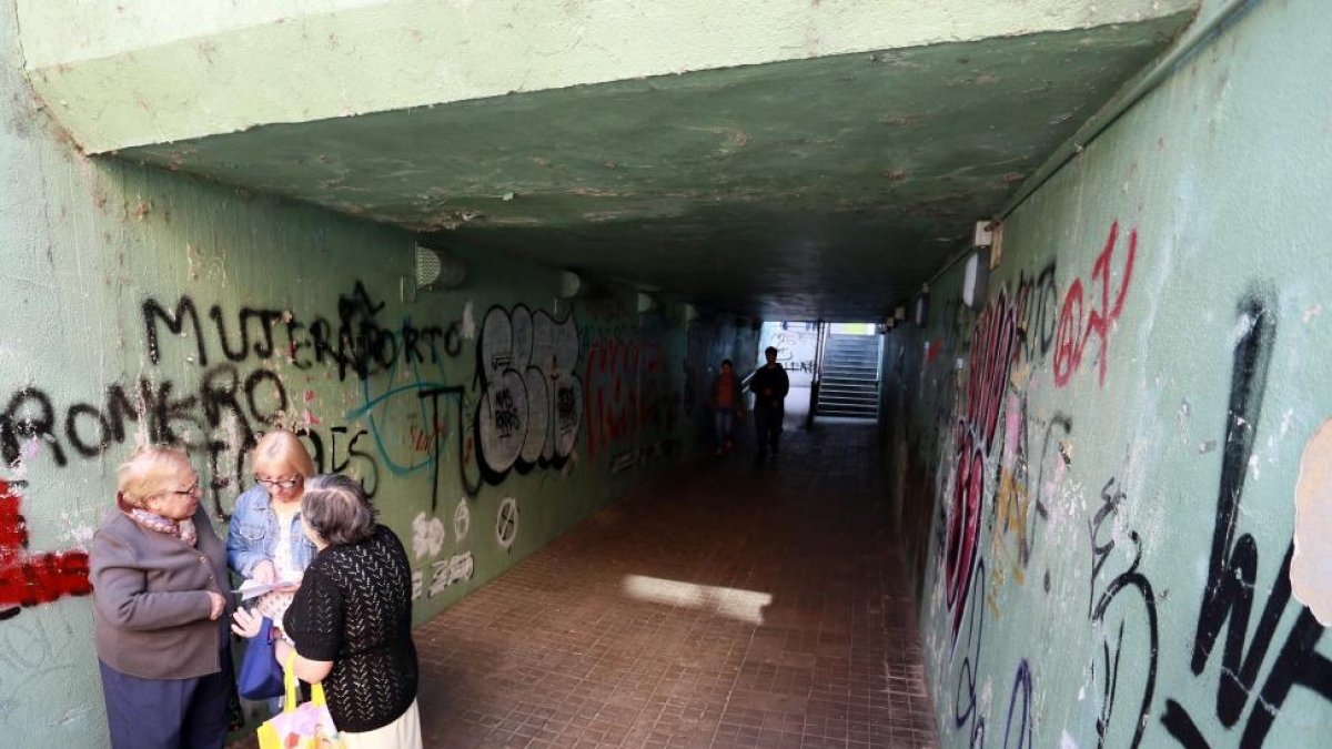 Túnel para peatones junto al paso a nivel de la Pilarica.-ICAL