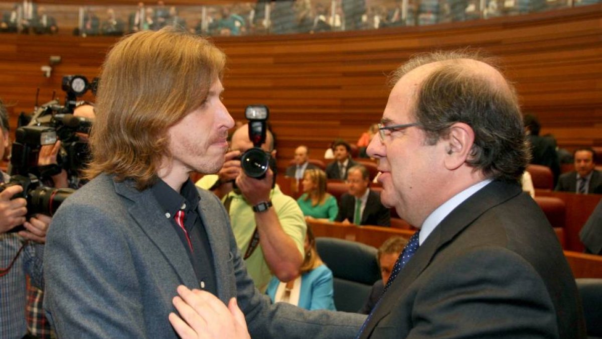 El presidente de la Junta, Juan Vicente Herrera, saluda al procurador de Podemos Pablo Fernández, en la sesión constitutiva de la IX Legislatura de las Cortes de Castilla y León-Ical