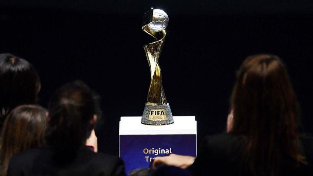 Imagen del trofeo del Mundial femenino de Francia.-EL PERIÓDICO