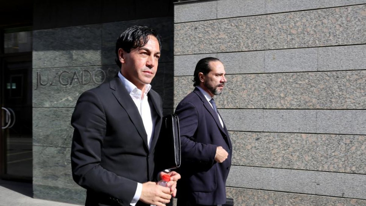Germán Martín Giraldo (I), acompañado por su abogado Enrique Molina (D), al finalizar su declaración en los Juzgados de Valladolid.-ICAL
