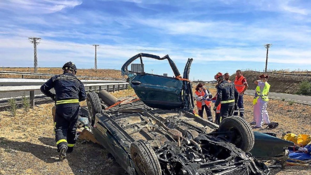 Imagen del vehículo que sufrió un vuelco ayer en la A-6, a la altura de Vega de Valdetronco.-EL MUNDO