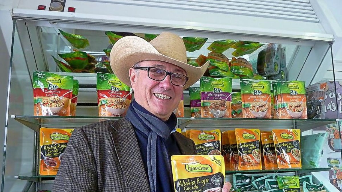 Félix, con un sombrero de cowboy, muestra los productos de Huercasa.-T.S.T