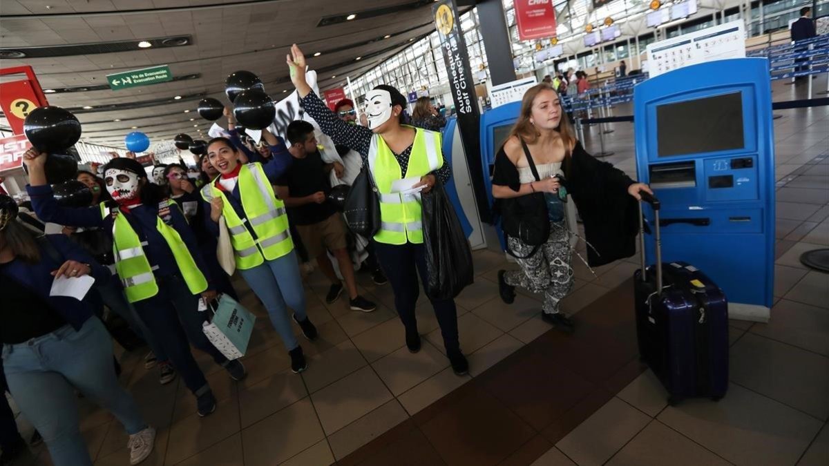 Protesta este viernes de trabajadores de la compañía aérea chilena LATAM que están en huelga y que piden mejoras laborales.-REUTERS / IVAN ALVARADO