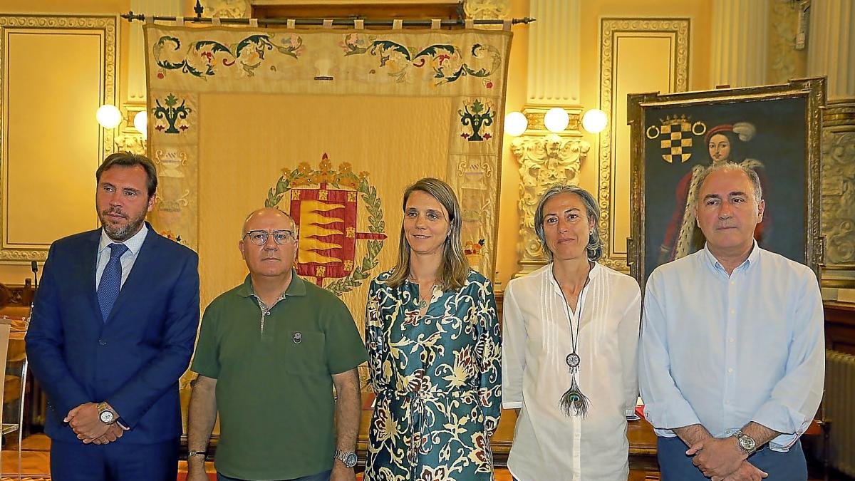 El alcalde, Óscar Puente, Gonzalo Franco,de CCOO, Ángela de Miguel, de la CVE, Nuria González, UGT, y el concejal de Hacienda, Antonio Gato, tras la firma del acuerdo.-E.M.