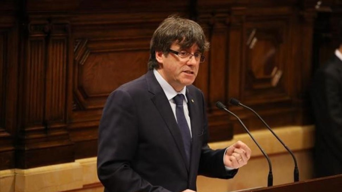 El 'president' de la Generalitat, Carles Puigdemont, en el Parlament.-EL PERIÓDICO