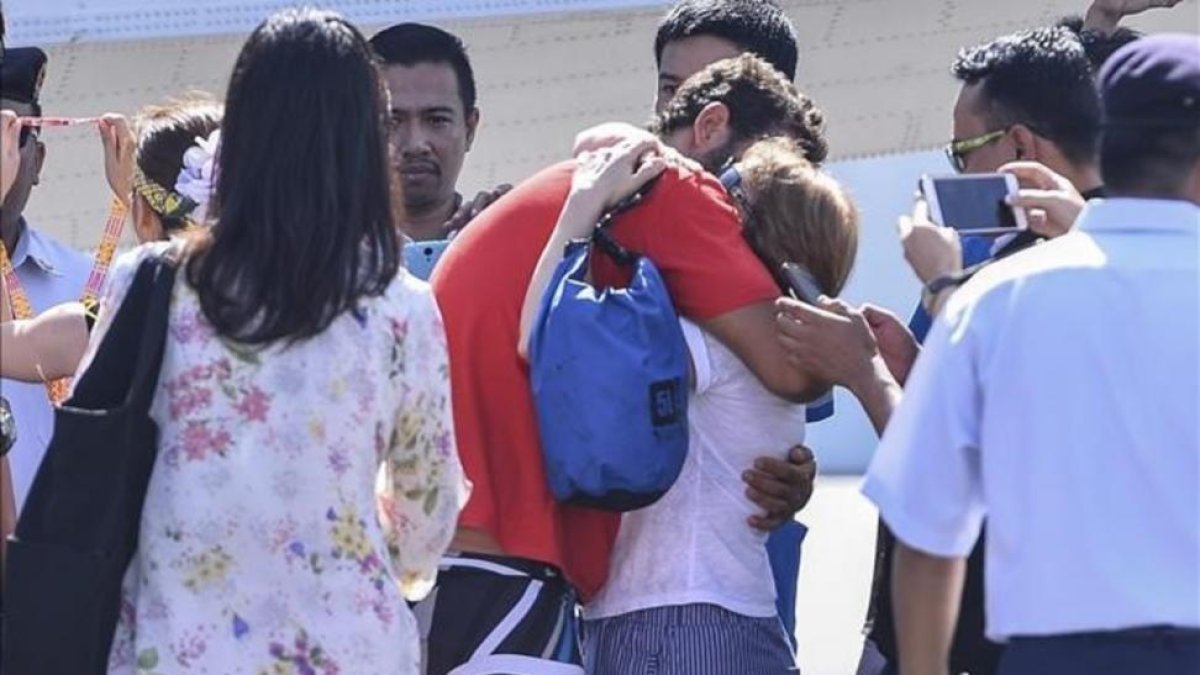 David Hernández abraza a un familiar tras haber sido rescatado después de diez días a la deriva.-STR