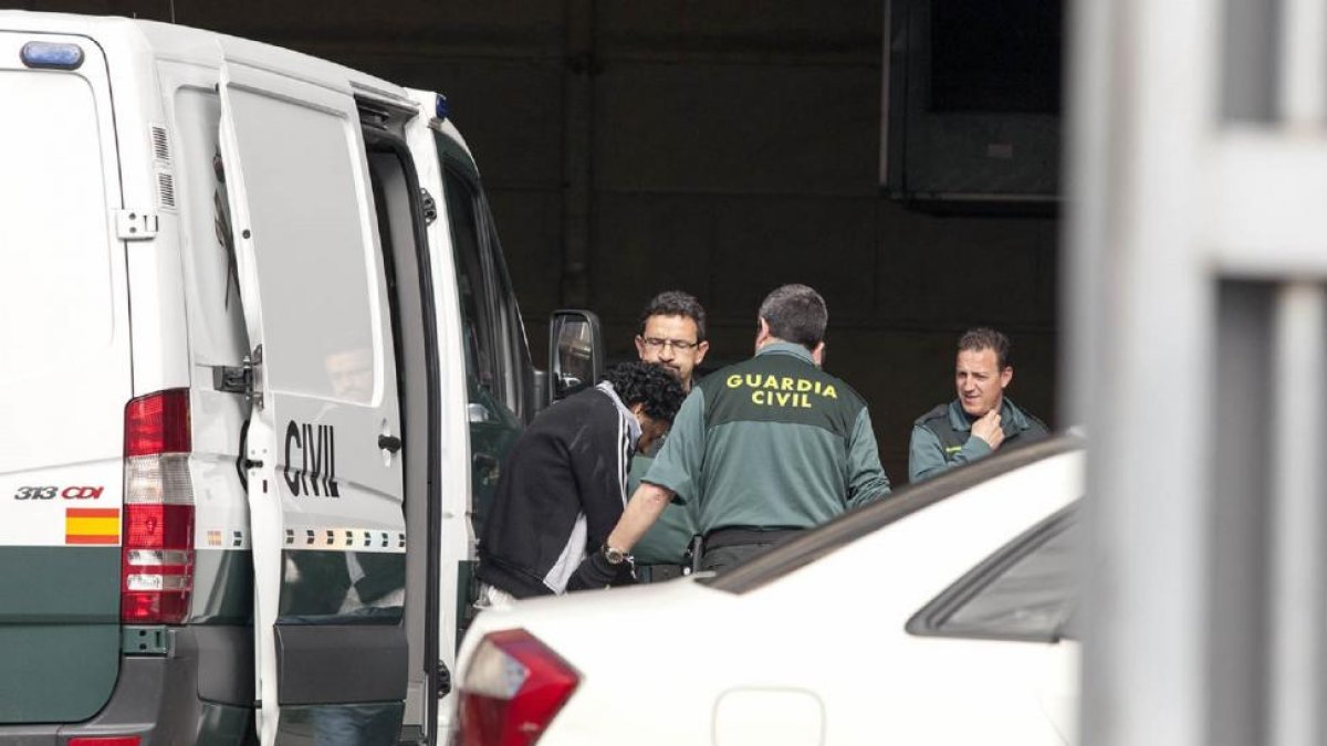 La Guardia Civil detiene a la expareja de la mujer asesinada ayer en Salamanca a trece kilómetros de la capital.-ICAL