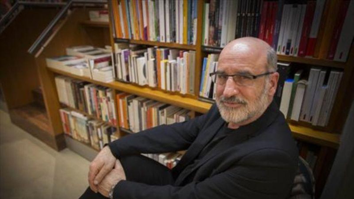 Fernando Aramburu posa en la librería Laie de Barcelona.-CARLOS MONTAÑÉS
