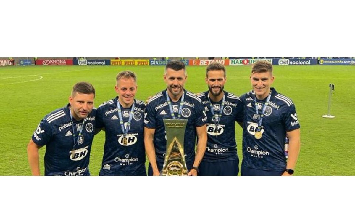 Pezzolano con su cuerpo técnico en Cruzeiro. / CRUZEIRO