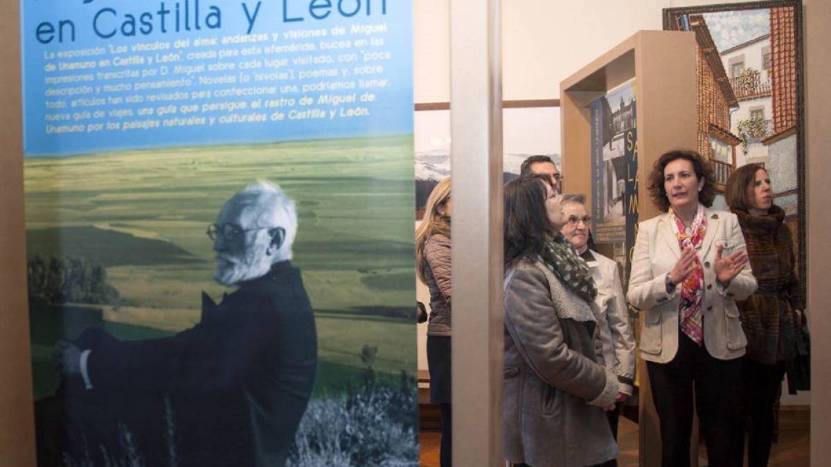 La presidenta de las Cortes de Castilla y León, Josefa García Cirac, inaugura en Candelario la exposición