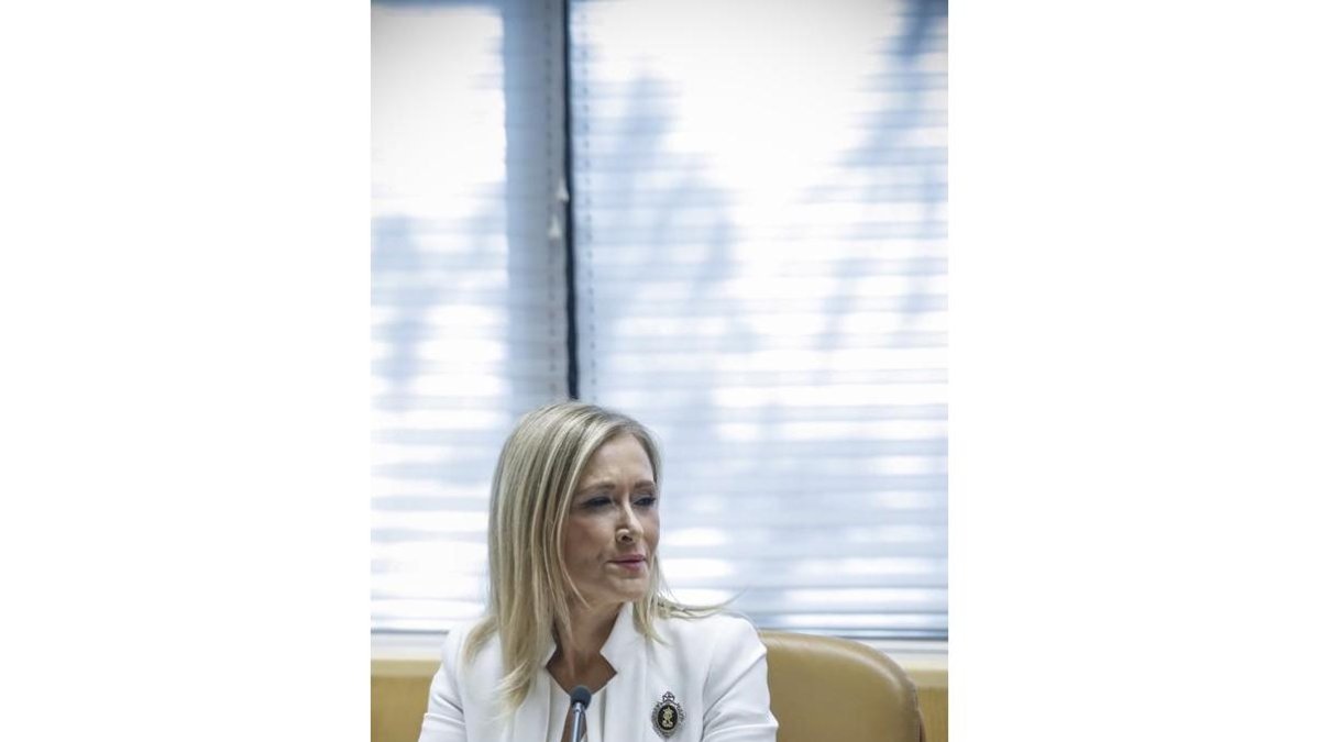 GRA092 MADRID 02 06 2017 - La presidenta regional Cristina Cifuentes al inicio de su comparecencia en la comision de investigacion por corrupcion de la Asamblea de Madrid sobre los contratos de adjudicacion de la cafeteria del Parlamento en 2009 y 2011 EF-EMILIO NARANJO