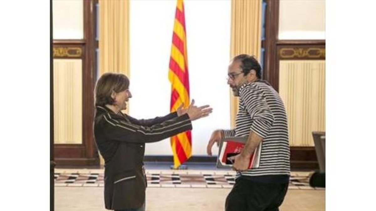 Forcadell recibe a Baños, que no se había percatadode su presencia.-JOAN CORTADELLAS