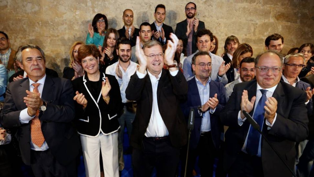 El candidato del PP a la Alcaldía de León, Antonio Silván junto al presidente del partido en León, Eduardo Fernández (D), Fernando Salguero (2D), Margarita Torres (2I) y Agustín Rajoy (I)-Ical