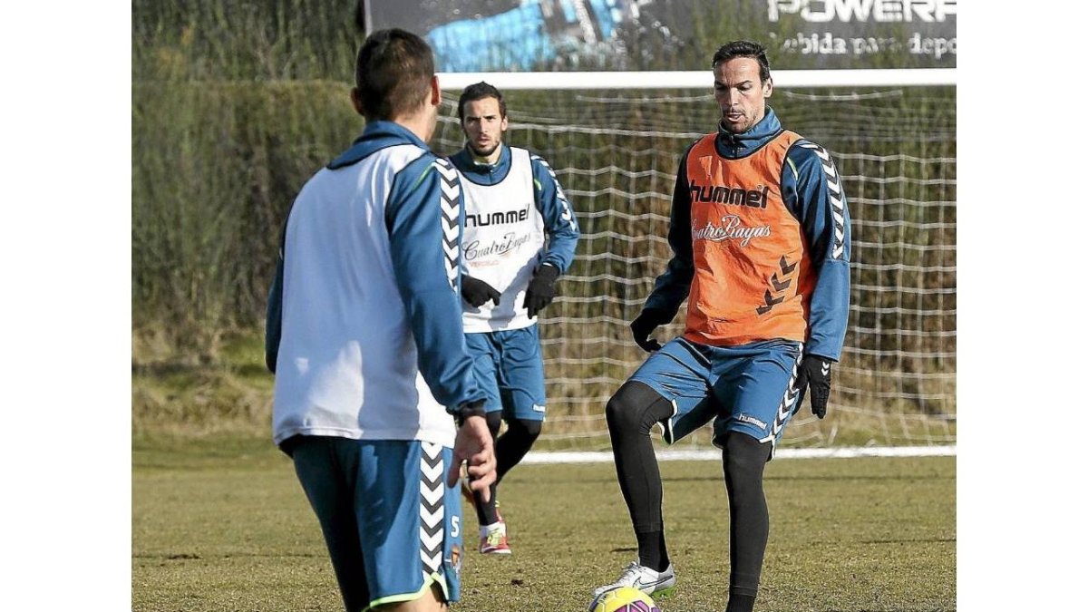 Leão pasa a Samuel (de espaldas) ante Óscar Díaz, en los Anexos-Balcaza