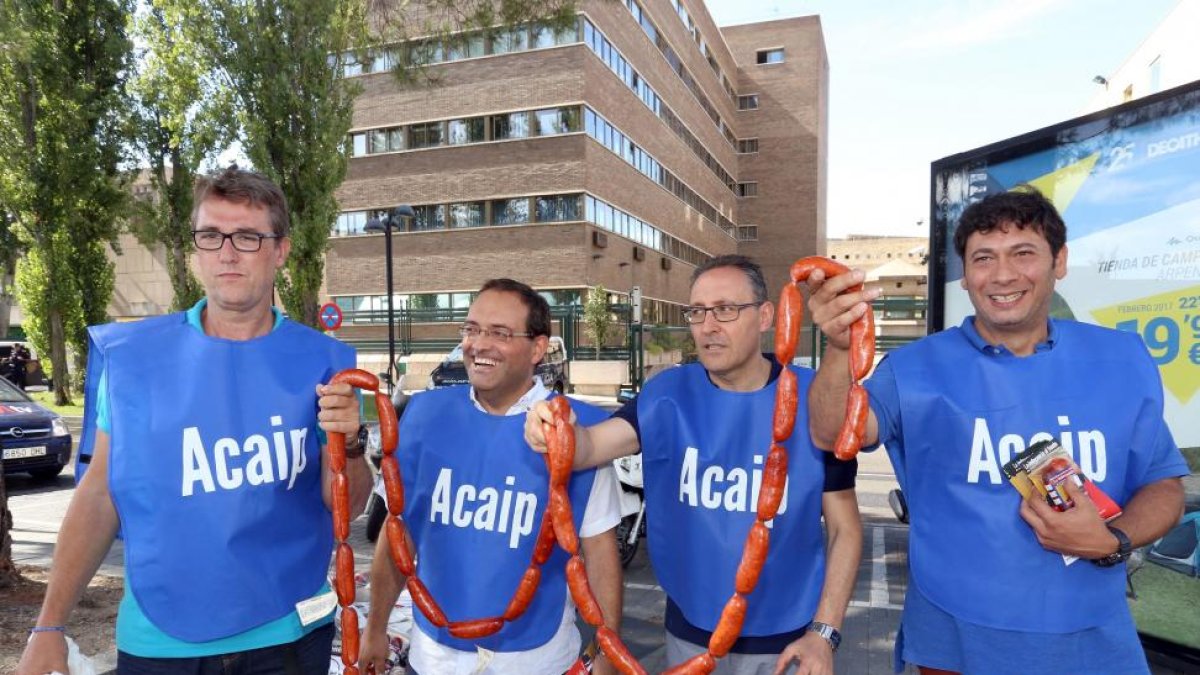 Los trabajadores de Acaip reparten chorizos delante de la Delegación del Gobierno de Valladolid.-ICAL