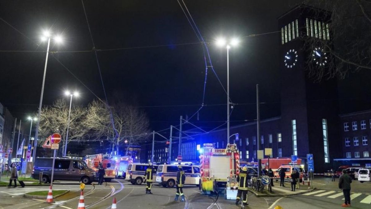 Equipos de emergencia en las inmediaciones de la estación de Dusseldorf,-GETTY / ALEXANDER SCHEUBER