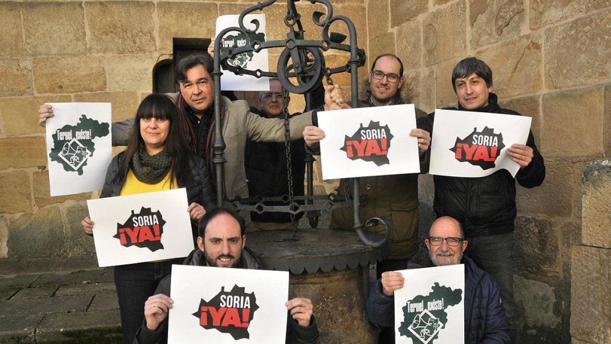 Los miembros de Soria Ya y de Teruel Existe ayer en la capital soriana.-VALENTÍN GUISANDE
