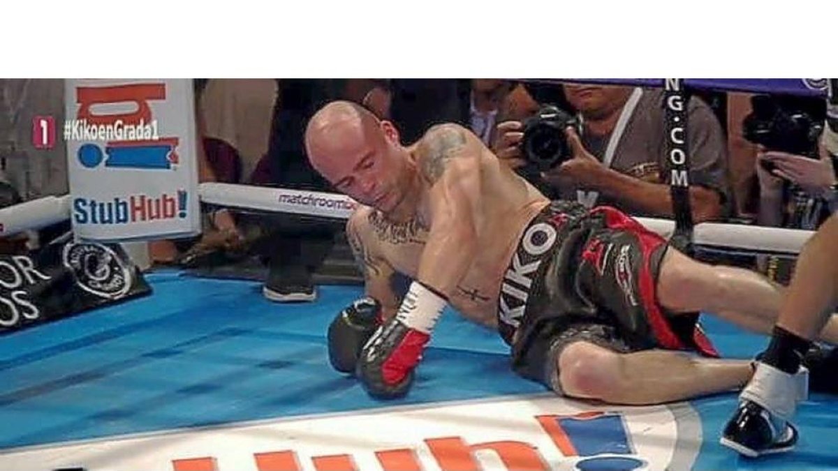 Kiko Martínez, en el momento de ser noqueado por Scott Quigg.-E.M