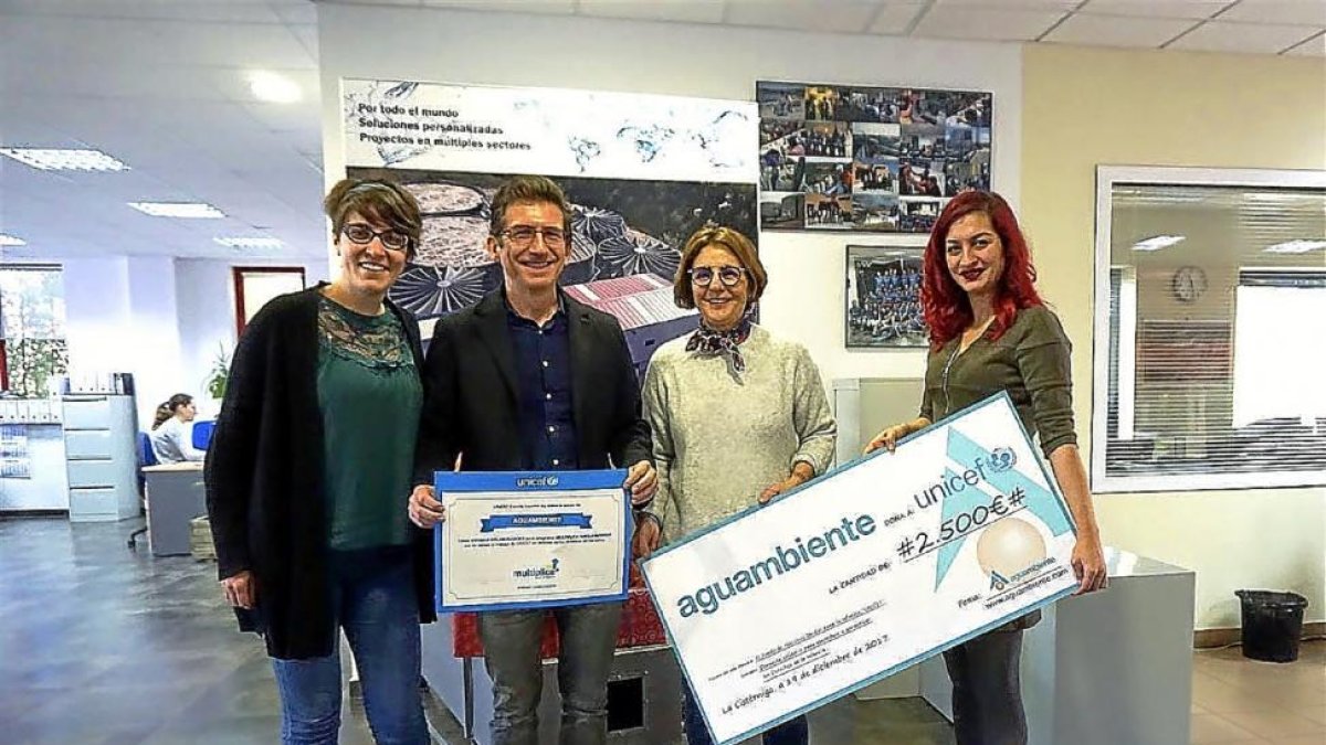 Entrega del chueque donado a Unicef.-EL MUNDO