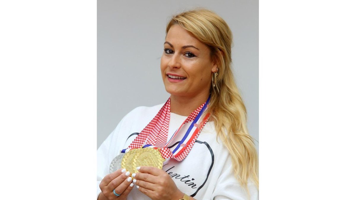 Lydia Valentín, premio Castilla y León del Deporte 2016, posa con las últimas medallas conseguidas en el campeonato europeo de Croacia.-ICAL