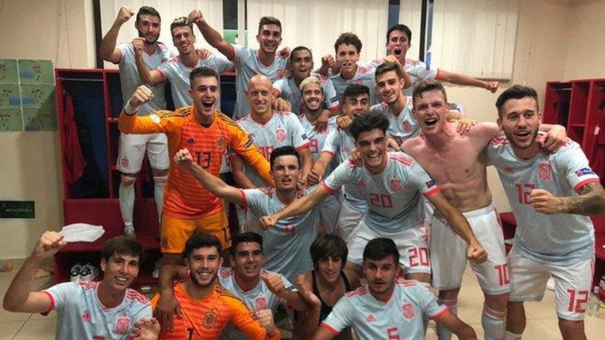 La sub19 celebra el pase a semifinales.-